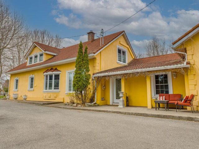 Farm property with stable and maple grove in Montérégie, located at 803 Route 202, Havelock.Domaine agricole avec écurie et érablière en Montérégie, situé au 803 Route 202, Havelock